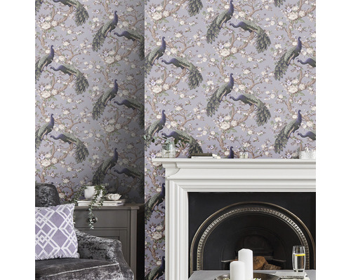 Kamer met behang met pauwen- en bloemmotief, open haard en zithoek