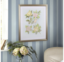 Ingelijste afbeelding met bloemmotief aan een wand