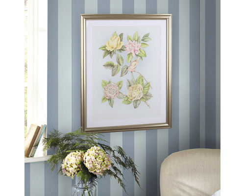 Ingelijste afbeelding met bloemmotief aan een wand