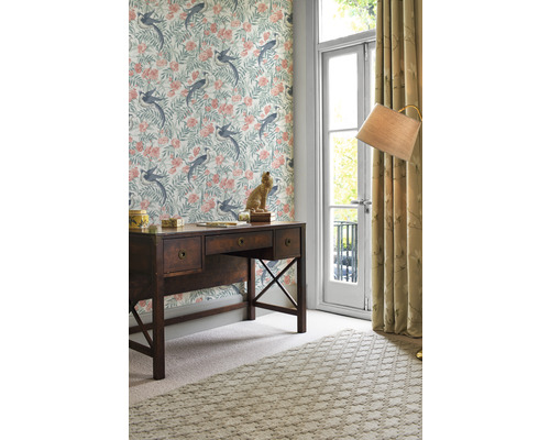 Kantoor met bureau, decoratief behang met bloemmotief en vogels, tapijt en gordijnen