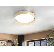 Plafondlamp met houten elementen