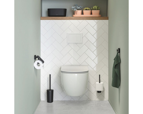 Moderne badkamer met wandcloset, toiletborstel, toiletpapierhouder, handdoek en planten