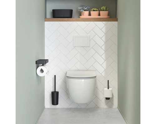 Moderne badkamer met wandcloset, toiletpapierhouder en toiletborstel