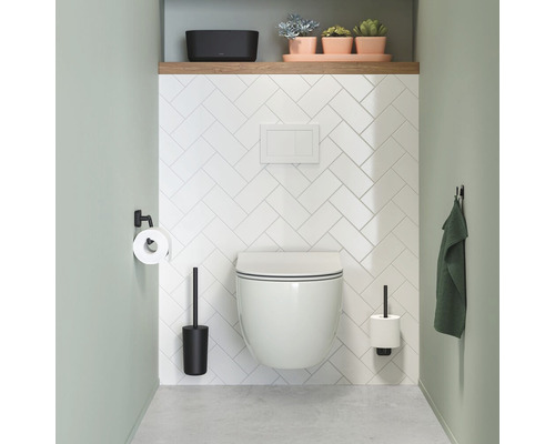 Moderne badkamer met wandcloset, toiletborstel, papierhouder en handdoekhouder