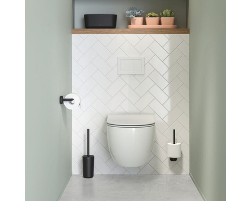 Moderne badkamer met hangtoilet, toiletborstel, toiletpapierhouder en planken