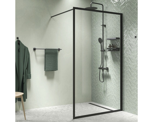 Badkamer met glazen douchewand, douchearmatuur, handdoek en badjas