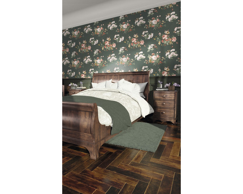 Slaapkamer met tweepersoonsbed, nachtkastjes en bloemenbehang