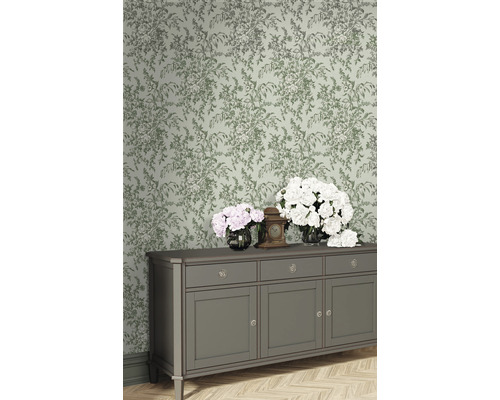 Woonkamer met bloemenbehang, dressoir en bloemenvazen