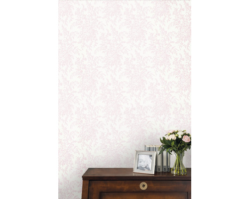 Kamerweergave met patroonbehang, dressoir, fotolijst, boeken en boeket