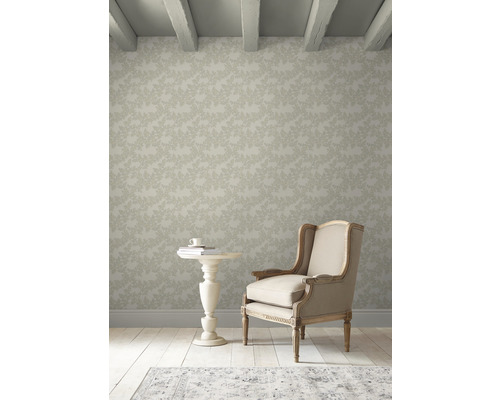 Lichte kamer met bloemenbehang, fauteuil en klein tafeltje