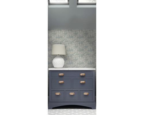 Commode met lades, lamp en behang met patroon