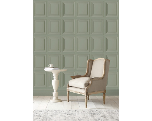 Woonkamer met wandpaneel behang, fauteuil en bijzettafel