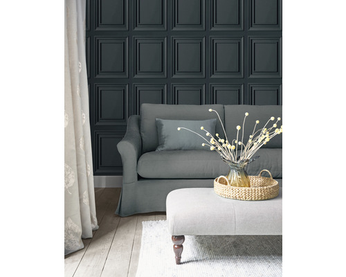 Woonkamer met paneelbehang, bank en hocker