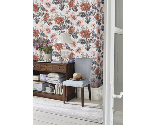 Decoratieve kamer met bloemetjesbehang, houten dressoir, stoel en vloerkleed