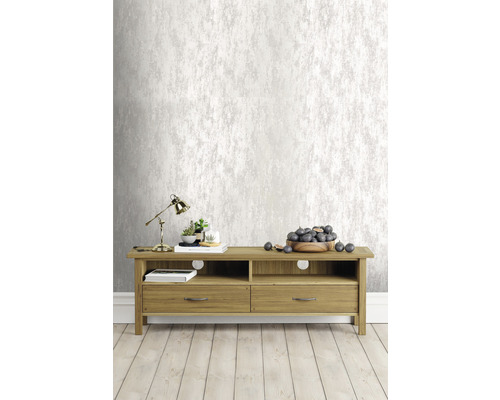 Woonkamer met houten dressoir, tafellamp en behang met structuur