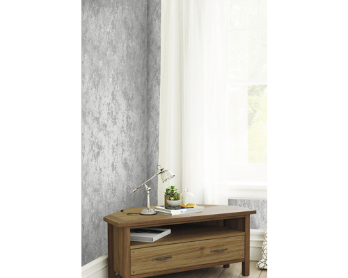 Scene met grijs betonlook behang en houten console met lamp