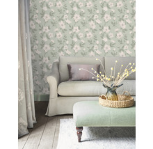 Woonkamer met bloemenbehang, bank en hocker
