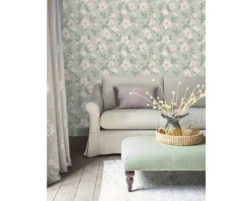 Woonkamer met bloemenbehang, bank en hocker