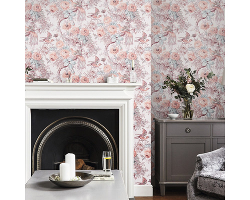 Woonkamer met open haard en bloemenbehang met vogelmotieven