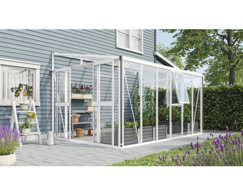 Kas met planten en tuinaccessoires op een terras