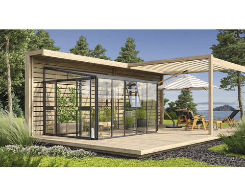 Tuinkas met glazen elementen en houten frame op een terras met tuinmeubilair onder een parasol