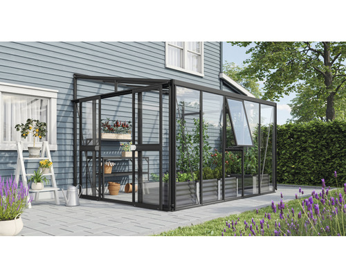 Kas met plantenrek, planten en tuingereedschap