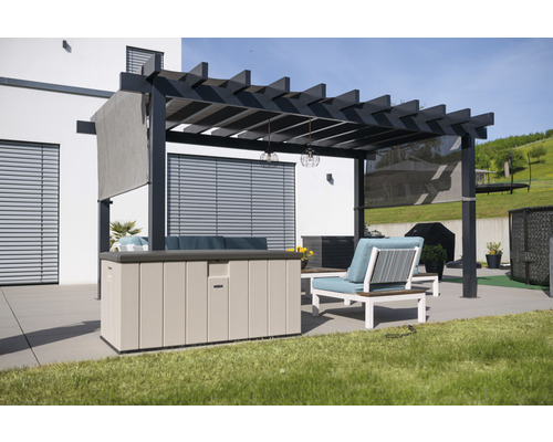 Terras met pergola, loungemeubels en opbergbox in de tuin