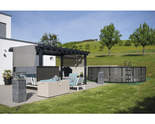 Buitenkant met pergola, loungemeubels en rond zwembad met ladder