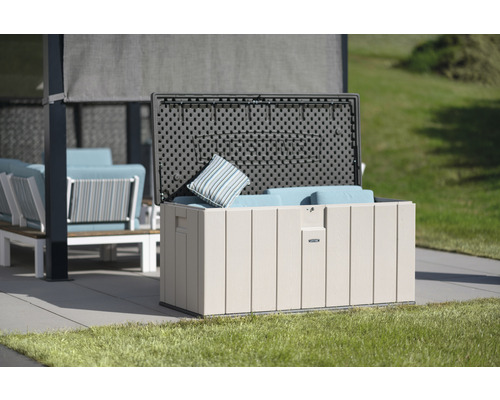 Open kunststof opbergbox in de tuin met kussens