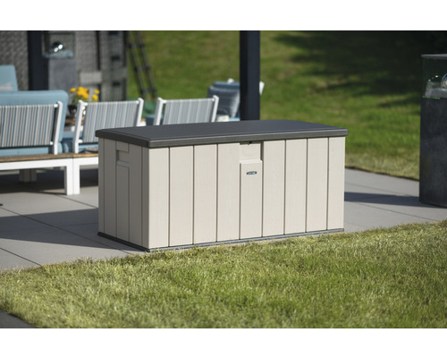 Tuinbox van kunststof met deksel op een terras