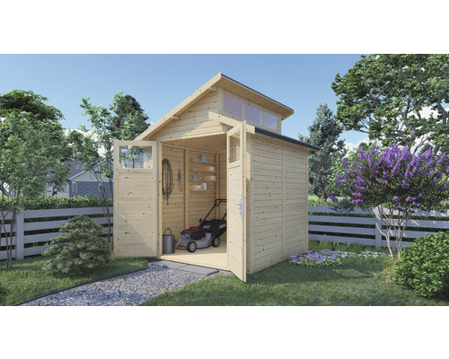 Houten tuinhuis met dubbele deuren en bovenlichten in de tuin met tuingereedschap.