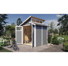 Tuinscene met gereedschapsschuur, grasmaaier en fiets