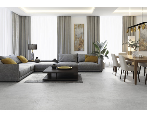 Woonkamer met grijze hoekbank, salontafel, eettafel en stoelen