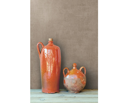 Twee aardewerken kruiken met handvat op een tafel