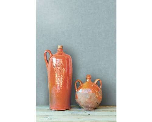 Twee aardewerken kruiken op een houten tafel