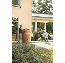 Vrouw bij regenton in amfora-vorm en kind dat planten water geeft in de tuin