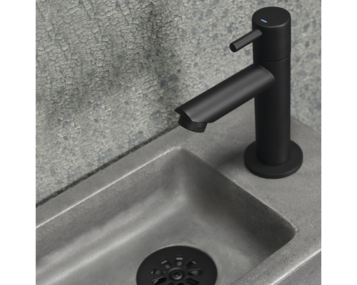 Wastafel met zwarte kraan