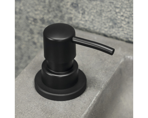 Zwarte metalen zeepdispenser voor de badkamer