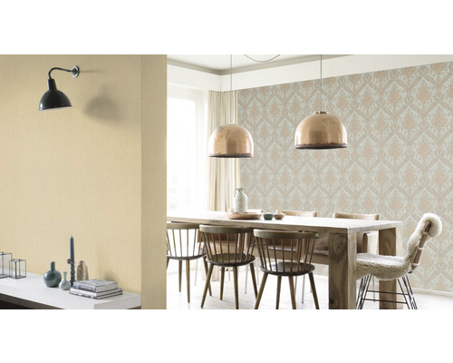 Eetkamer met eettafel, stoelen, behang en lampen.