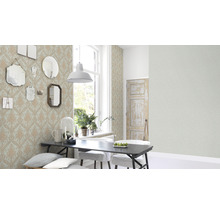 Eetkamer met patroonbehang, tafel en spiegels aan de muur