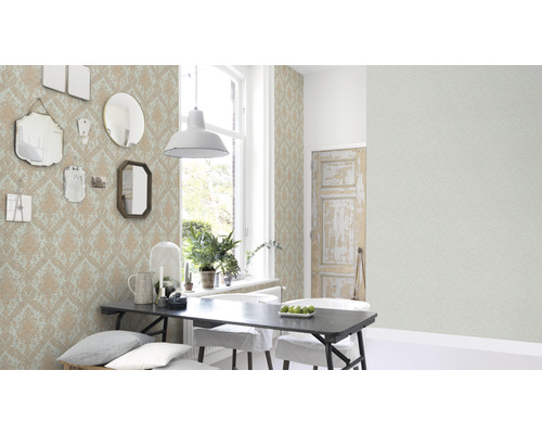 Eetkamer met patroonbehang, tafel en spiegels aan de muur