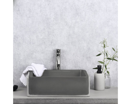 Rechthoekige keramische opzetwastafel met kraan, handdoek en zeepdispenser
