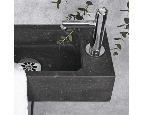 Natuurstenen wastafel met kraan