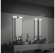 Moderne badkamer met twee wastafels, spiegels en ledlampen voor een heldere en stijlvolle sfeer.