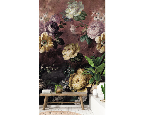 Woonkamer met bloemenbehang, houten banken en potplanten voor een gezellige sfeer