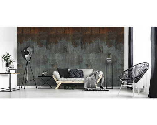 Decoratieve woonkamer met patroonbehang, bank, fauteuil en vloerlamp