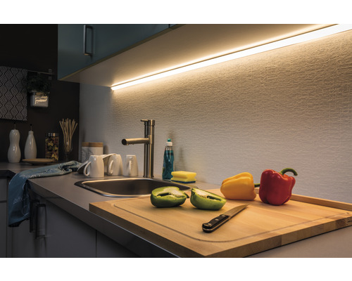 Keukenscène met gootsteen, kraan, snijplank en ledlamp