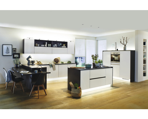 Moderne keuken met kookeiland, inbouwapparatuur en eethoek