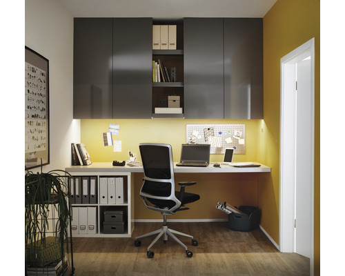 Werkkamer met bureau, bureaustoel, planken en kantoorbenodigdheden