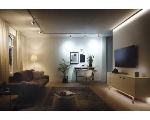 Woonkamer met bank, bureau, televisie en verlichtingssysteem